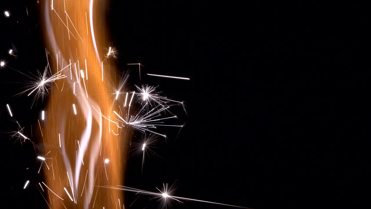 Regenbogenfarbene Feuerfunken auf dunklem Hintergrund. Feuerfunken-Animation