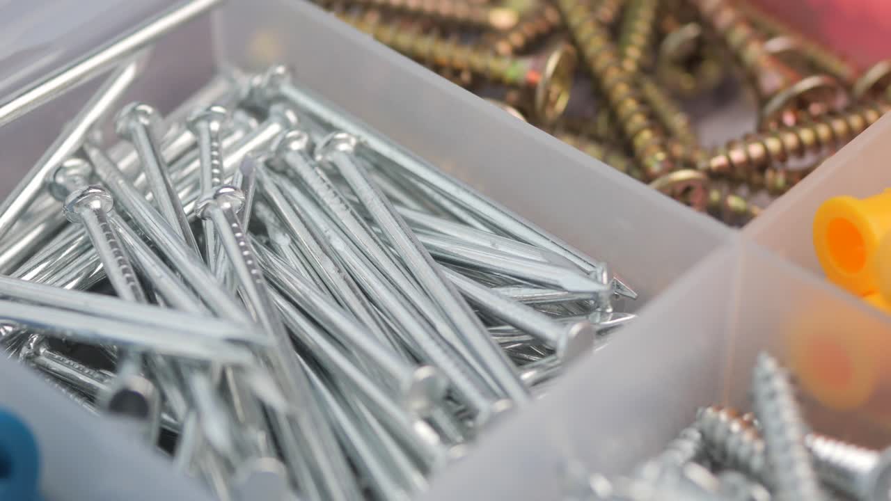 Assortimento di chiodi, viti ed elementi di fissaggio
