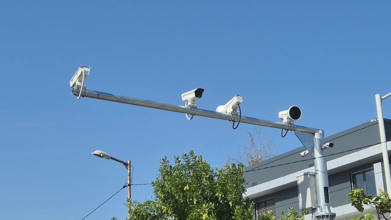 Telecamera autovelox radar innovativa ad alta tecnologia sulla strada