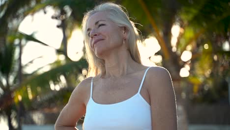 retrato íntimo en primer plano de una mujer bonita y madura mientras respira profundamente y mira con serenidad a la cámara
