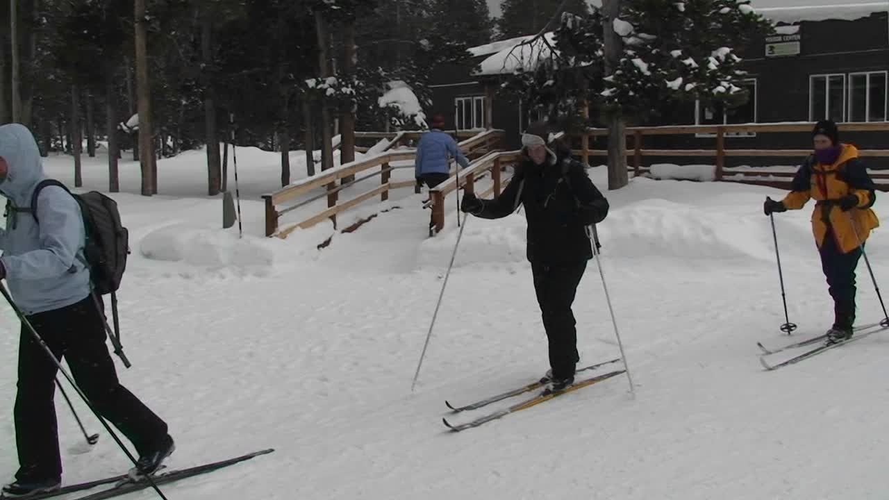 옐로스톤 롯지는 옐로스톤 국립공원 3에서 한겨울에 촬영한 이 죽은 거리에 있습니다.