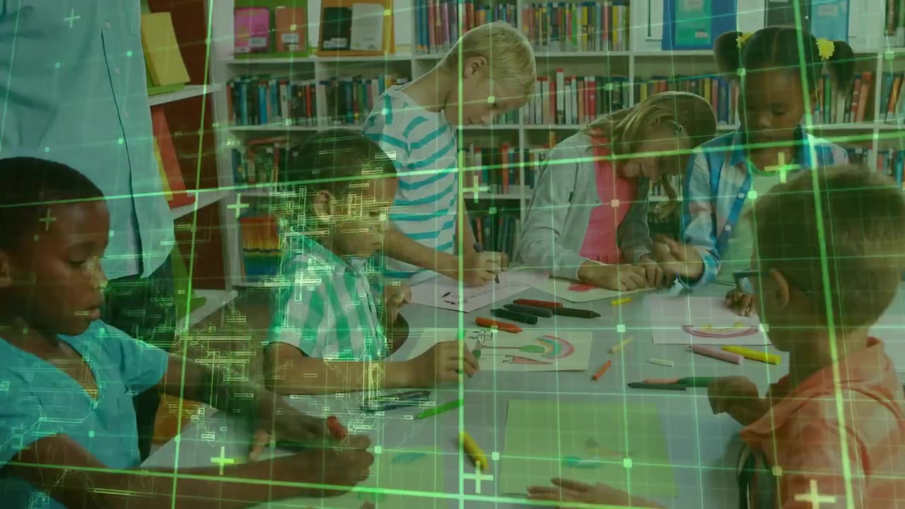 Bambini che scelgono pennarelli e disegnano arte arcobaleno nell'area biblioteca didattica, con l'insegnante che supervisiona.
