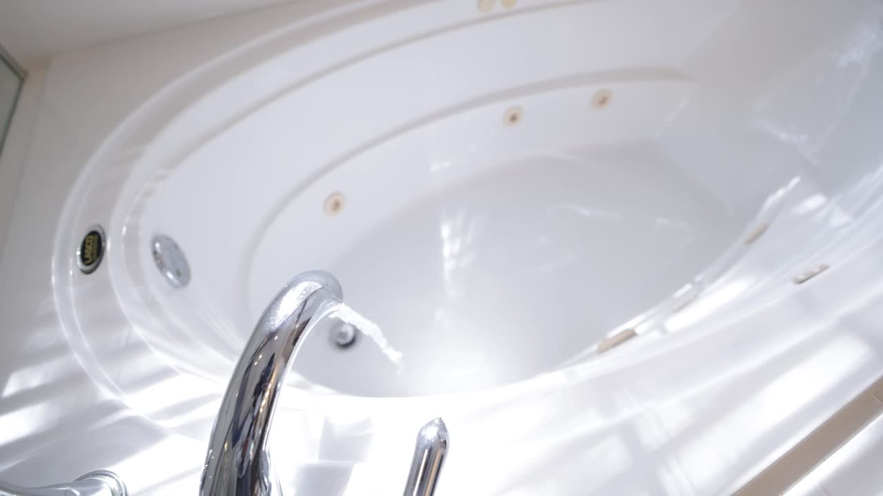 고급스러운 색 욕조에 물을 부어 넣는, 슈퍼 느린 동작 비디오