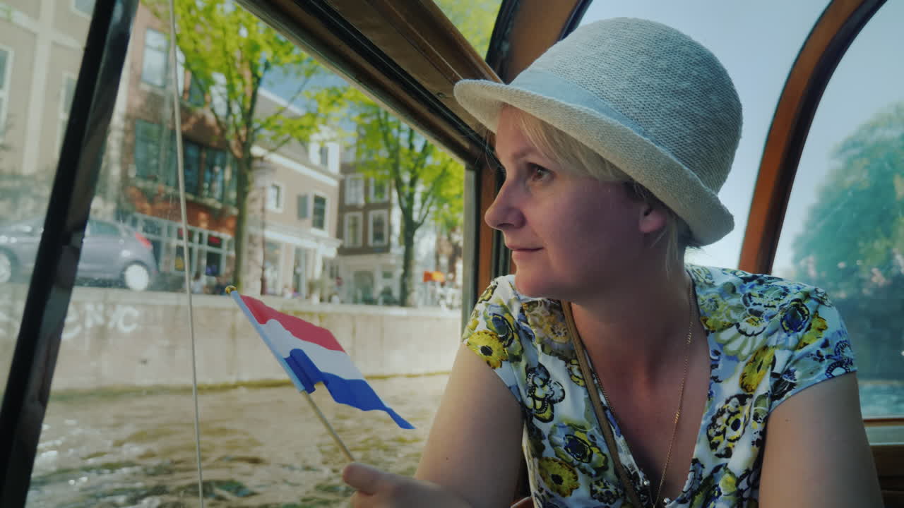 암스테르담에서 보트에 네덜란드 국기와 관광