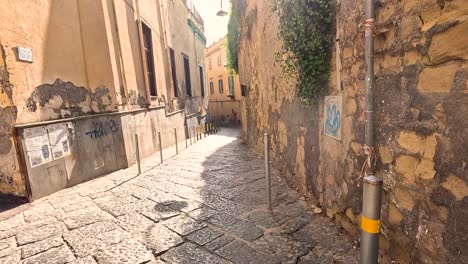 es un callejón italiano estrecho.