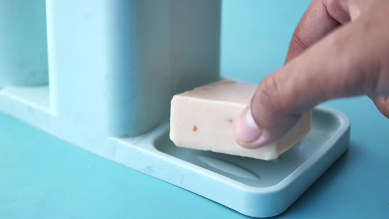 집에서 만든 천연 비누를 손으로 선택하십시오.