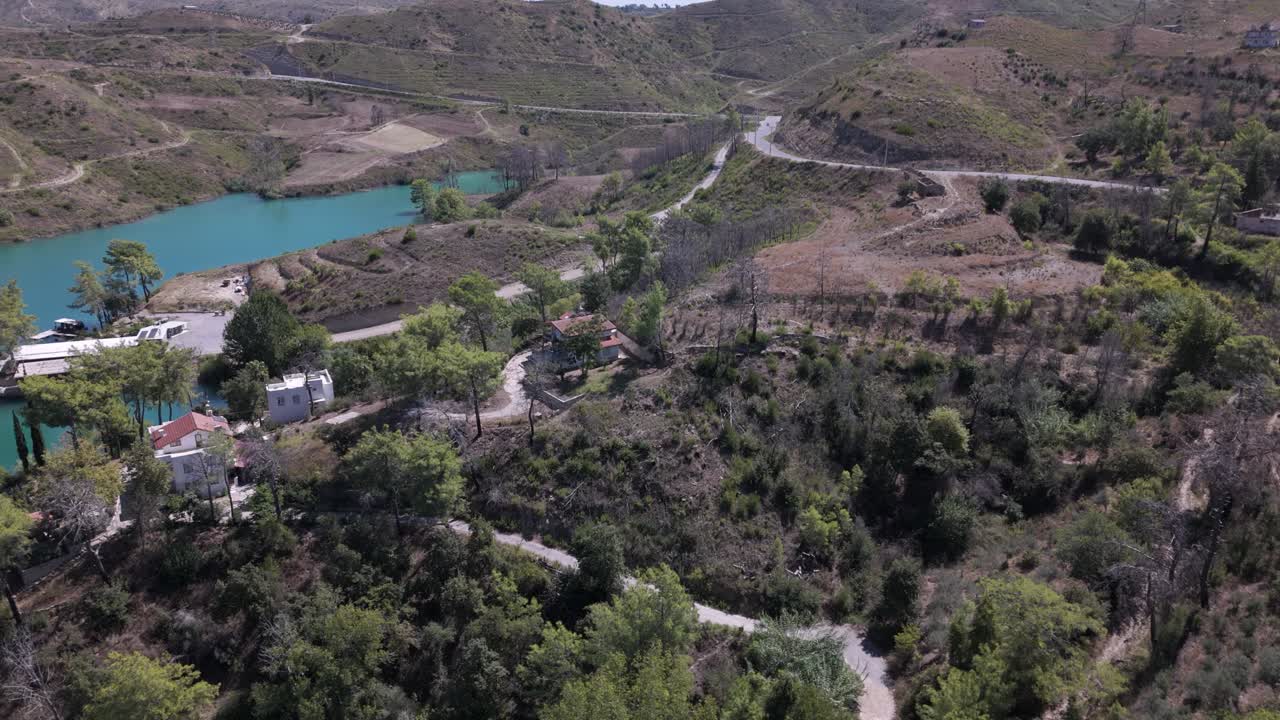 establecimiento aéreo de green lake, montañas taurus pavo por encima de las casas y el asentamiento