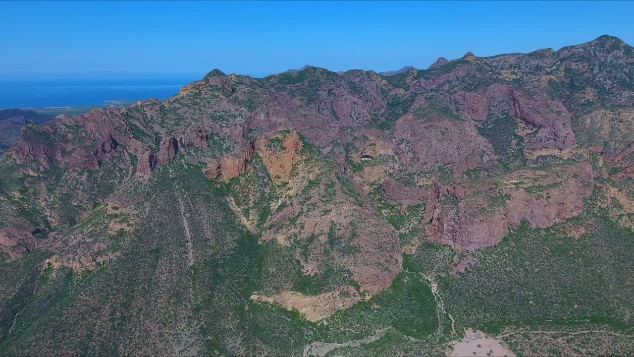 극적인 사막 산 풍경과 높은 전단 절벽의 전방 조감도