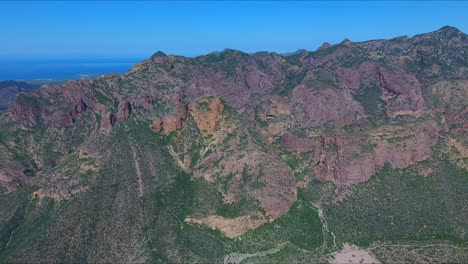 Vista-Aérea-Delantera-Del-Espectacular-Paisaje-Montañoso-Del-Desierto-Y-Acantilados-De-Alto-Cizallamiento