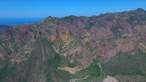 vista aérea delantera del espectacular paisaje montañoso del desierto y acantilados de alto cizallamiento