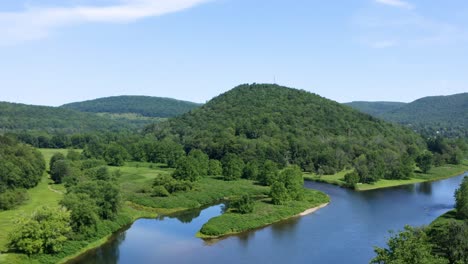 Absteigende-Drohnenaufnahme-Des-Zusammenflusses-Des-östlichen-Und-Westlichen-Arms-Des-Delaware-River