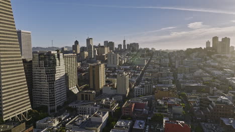 san francisco california antena v156 que establece un paso elevado de drones a través de los barrios de chinatown y nob hill capturando el paisaje urbano durante el día - filmado con mavic 3 cine - junio de 2022