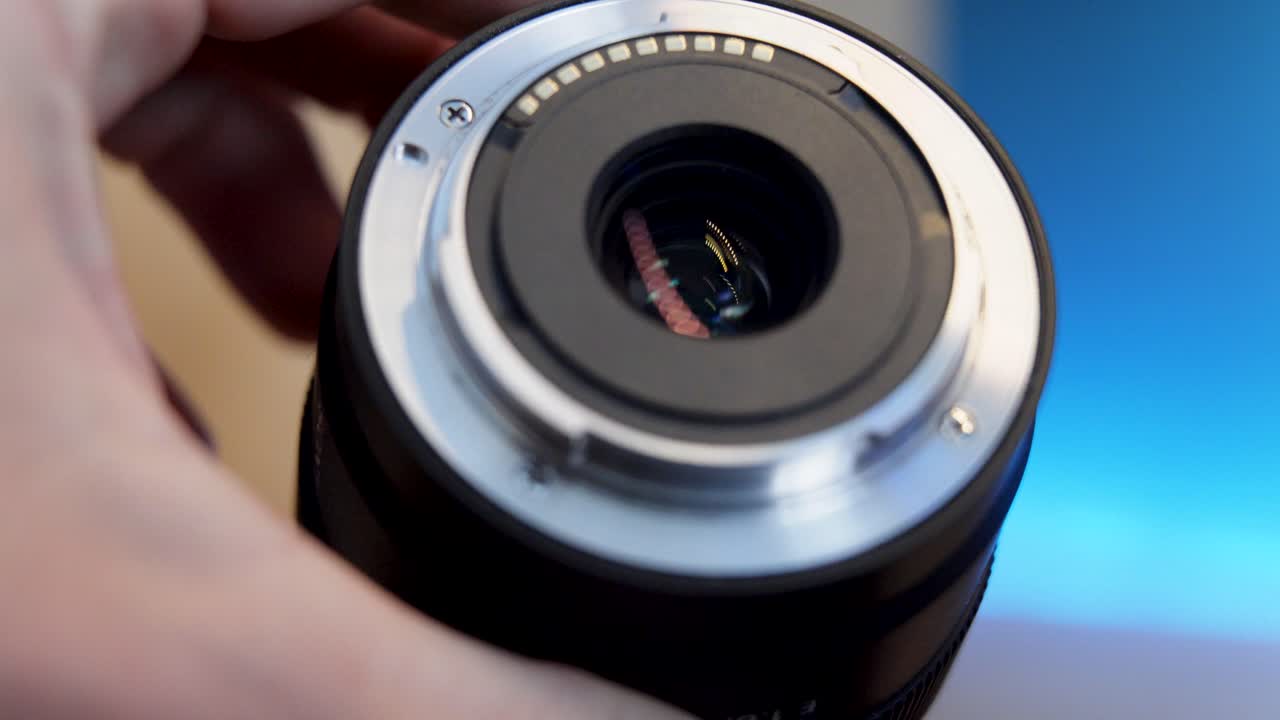 렌즈 부착품 을 청소 하기 위해 공기 부풀기 를 사용 하는 사진작가 의 매크로