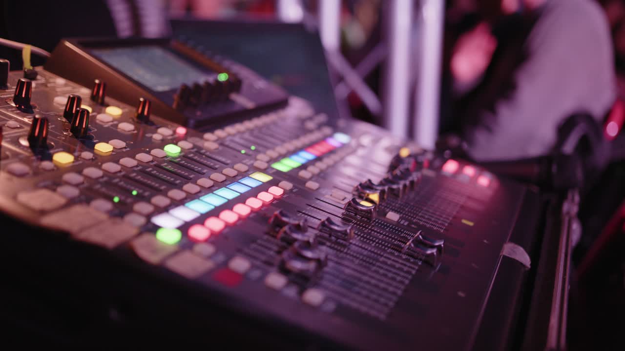 mezclador de audio en un show behringer x32