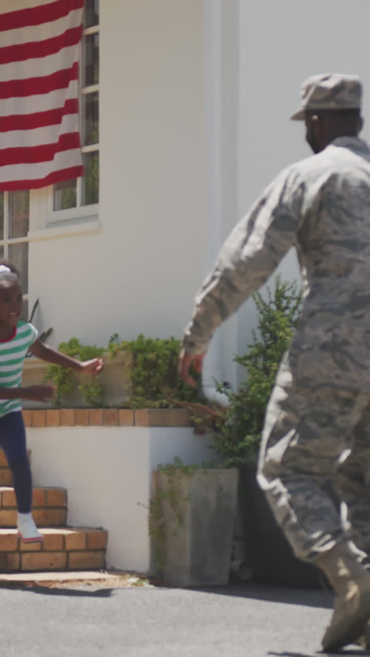 Padre e hija abrazándose unos a otros