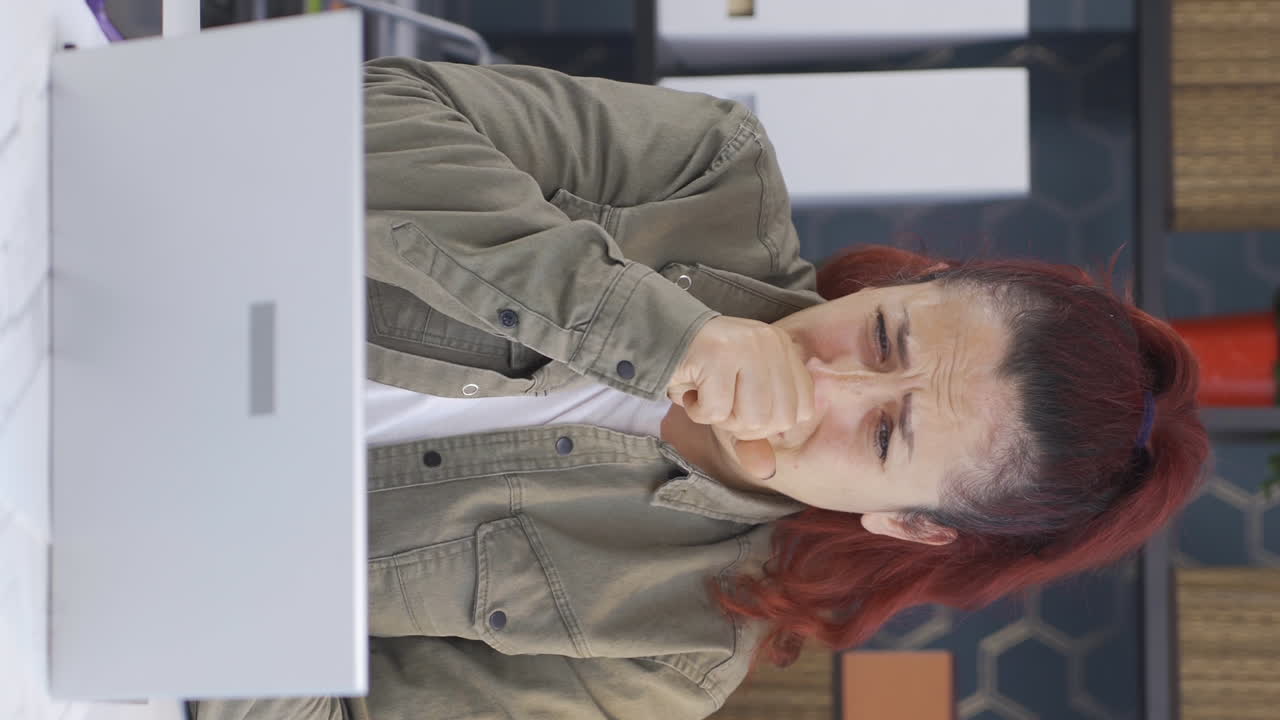 video vertical de una mujer de negocios enferma que tose y no se siente bien.
