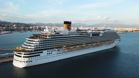 el crucero costa luminosa atracado en un puerto del mediterráneo