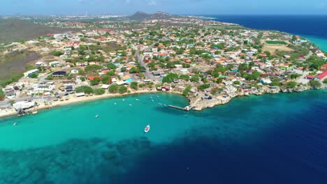 Aguas-Turquesas-Invitan-A-Los-Turistas-A-Disfrutar-Del-Estilo-De-Vida-Tropical-En-La-Isla-De-Curacao,-Comunidad-Pesquera-Boka-Sami