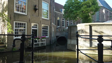 Vista-Del-Canal-Y-Del-Museumcafe-En-Gouda,-Países-Bajos---Inclinado-Hacia-Arriba