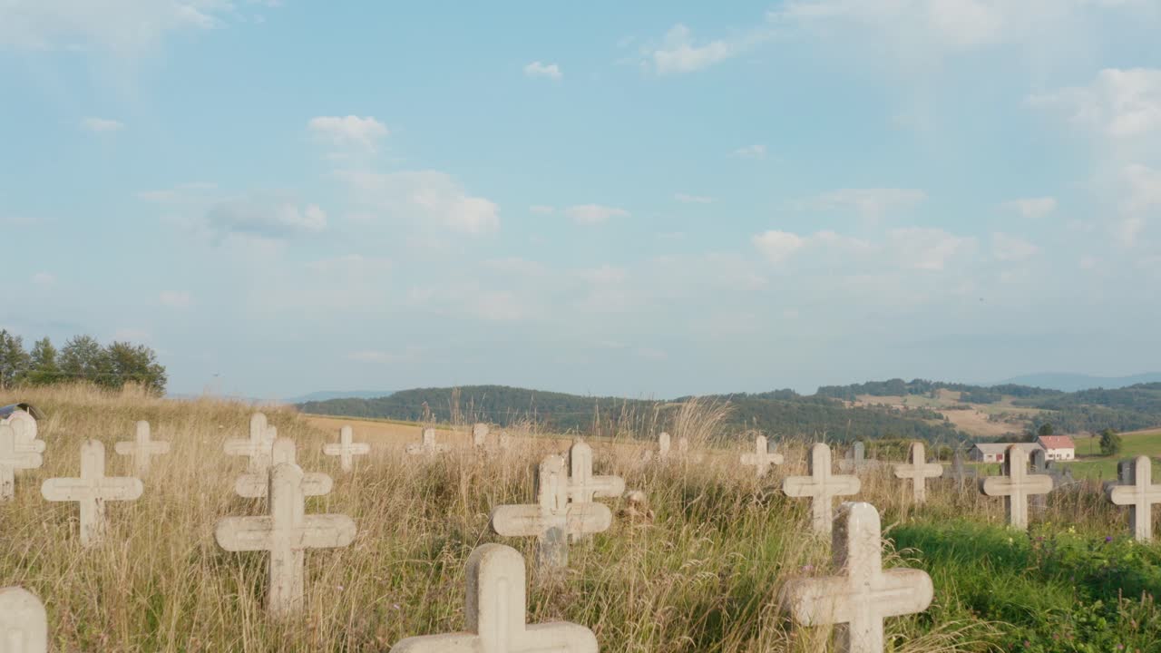 aéreo, cementerio conmemorativo, en el monte javor, cerca de la ciudad de ivanjica, serbia