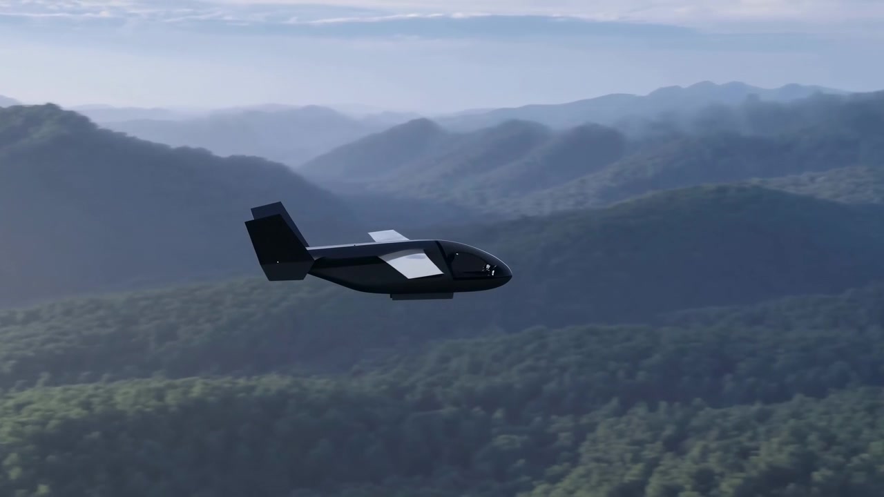 Et mørkt fly bevæger sig hen over et bredt naturskønt landskab over lagdelte bjergkamme, skovklædte dale og blødt, diset dagslys, hvilket skaber et roligt luftfartsscenarie.