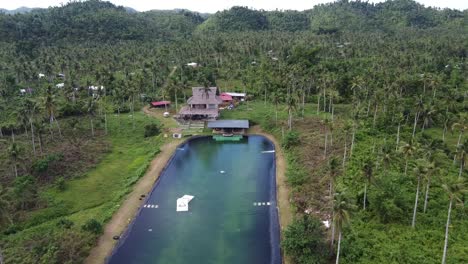 lago de wakeboarding en el parque de cable wake de siargao en medio de las colinas del bosque tropical de palmeras