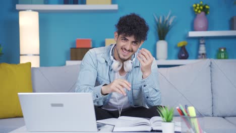 joven al que le encanta su cabello.