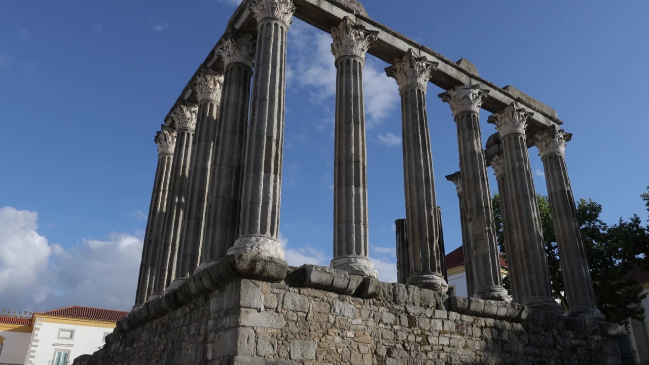 Ripresa a mano di un antico tempio a Évora.