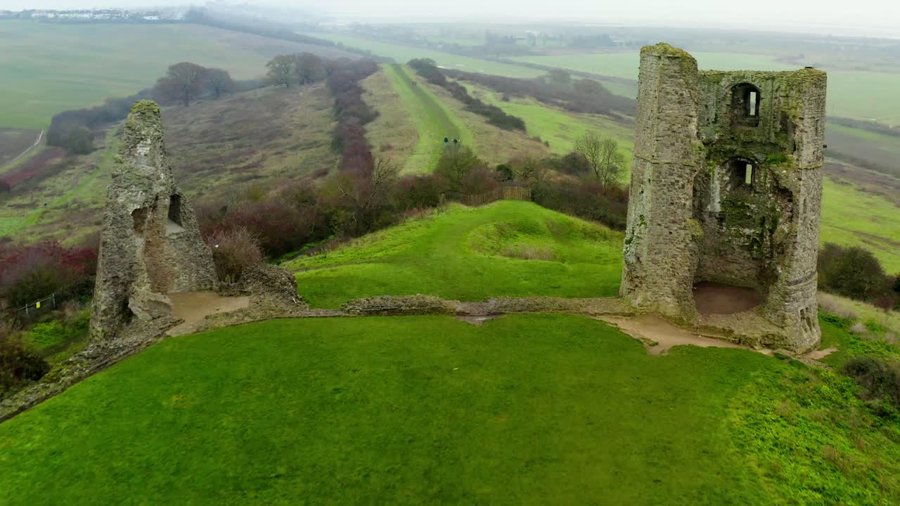 castillo hadleigh aéreo volando hacia atrás a través de torres mostrando excursionistas dji mavic 2 pro 4k