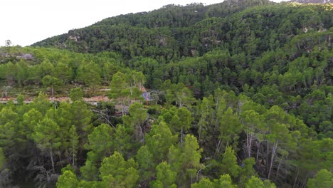 Acantilados,-Montañas-Rocosas-En-Mallorca,-Movimiento-De-Cámara-Hacia-Adelante.