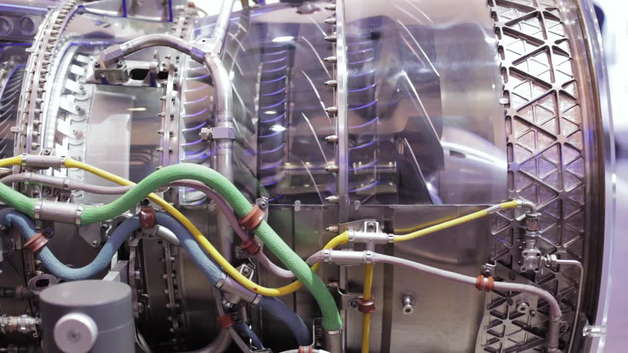 un primer plano de un motor a reacción sin el caso