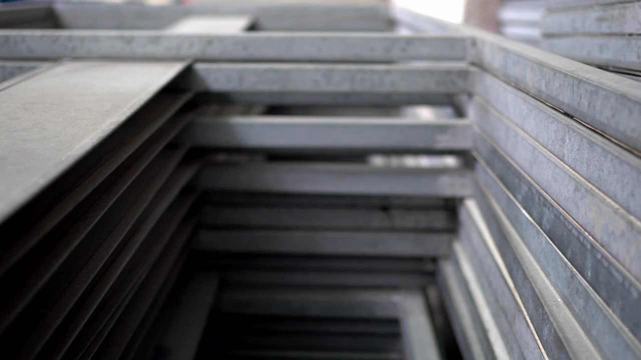 건설 현장에서 건설을 위해 끔하게 쌓인 금속 재료.