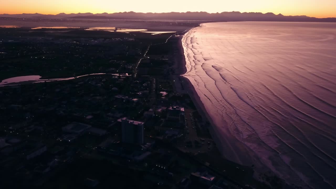 vuelo de drones sobre muizenberg y sandvlei en el amanecer de la mañana