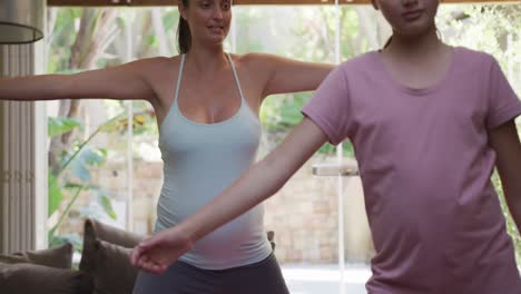 madre e hija haciendo yoga