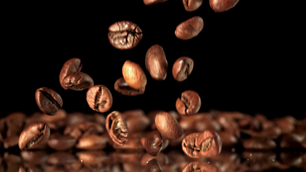 Chicchi di caffè tostati che cadono in super slow motion