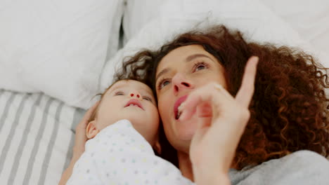 liebe, bindung und mutter und baby im bett