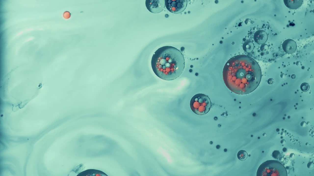 burbujas abstractas de pintura azul y naranja moviéndose rápidamente