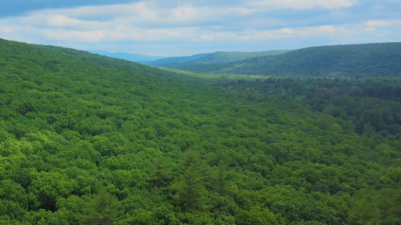 imágenes aéreas de drones del horario de verano en las montañas catskill en el valle hudson de nueva york