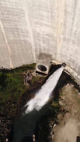 de la presa de vilarinho das furnas en portugal vídeo vertical