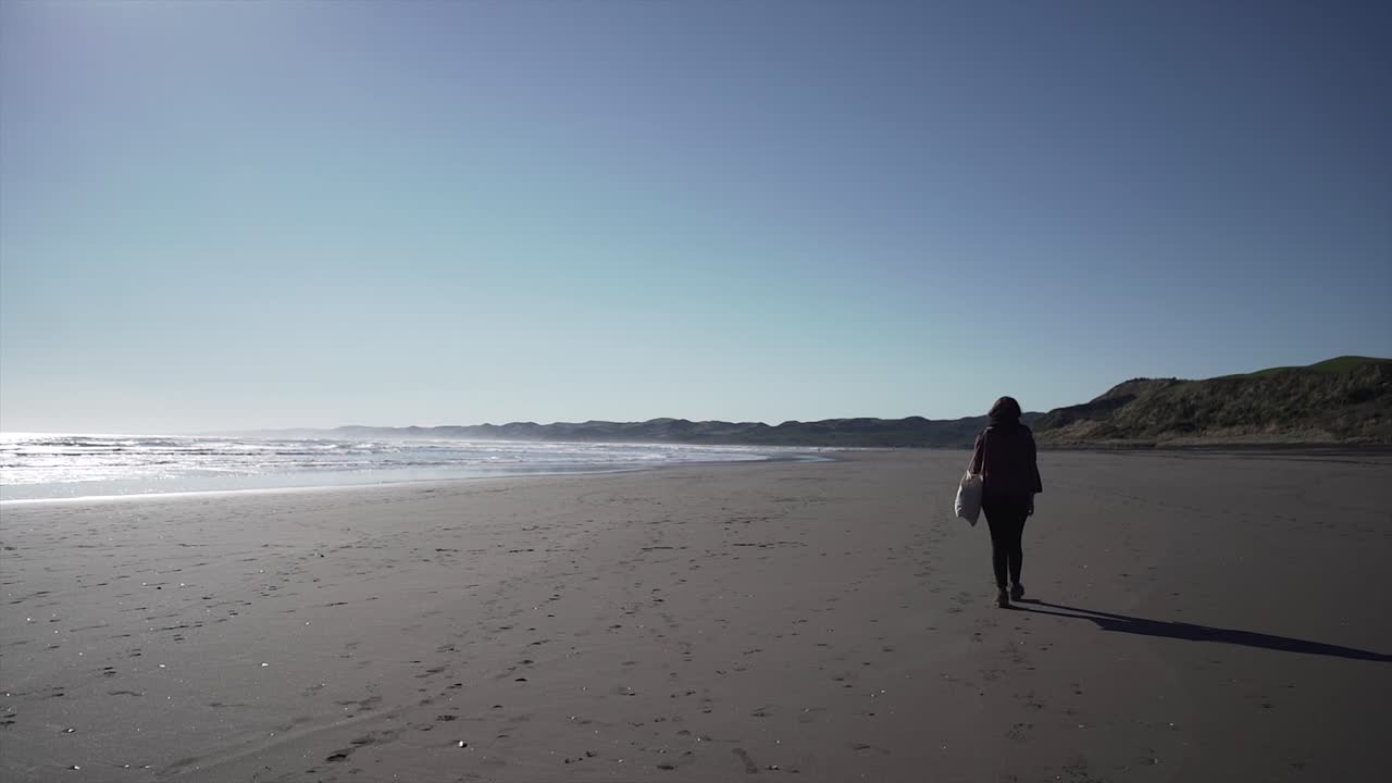 해변에서 고 있는 여자