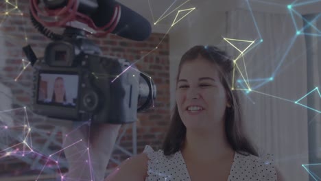 animación de una red de conexiones a través de una cámara con una vlogger grabando un vlog en casa