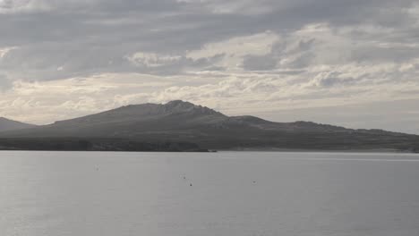 Schöne-Ruhige-Landschaft-Der-Berge-Vom-Meer