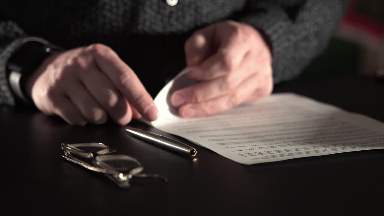 persona que firma un documento