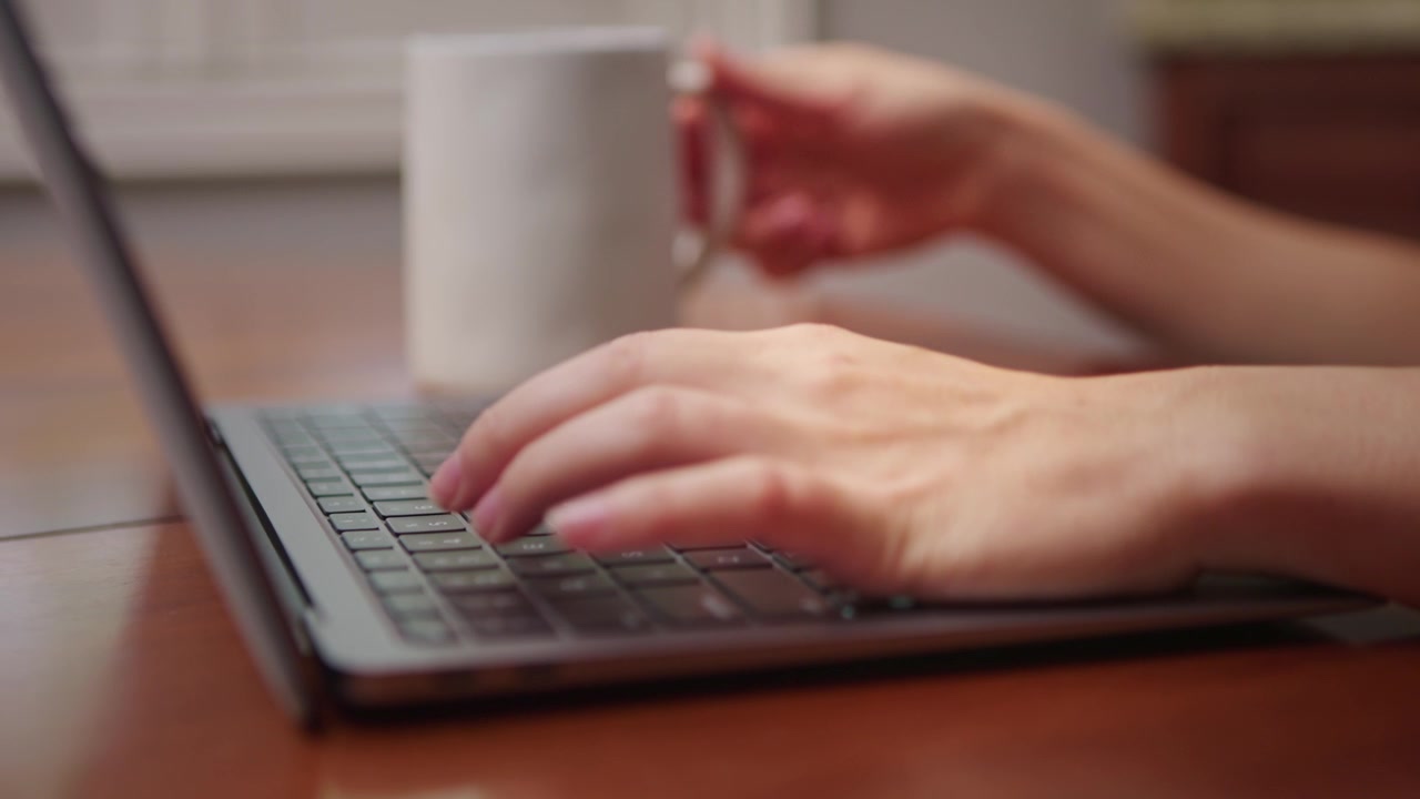 Primo piano di digitazione su laptop