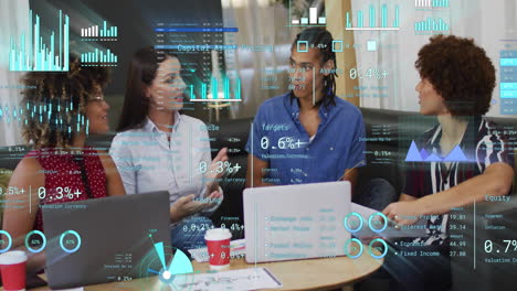 animación del procesamiento de datos financieros sobre diversas personas de negocios en la oficina