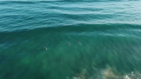 Antena-De-Drones-De-Surfistas-Tratando-De-Atrapar-Una-Ola-En-Una-Playa-De-Océano-Azul-Great-Ocean-Road