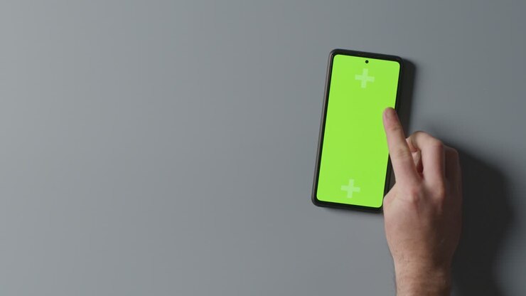 Ripresa aerea in studio di un uomo che usa un telefono cellulare con schermo verde 3