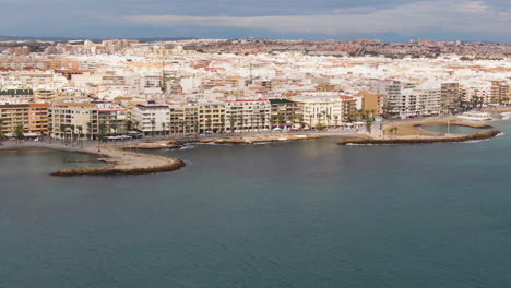 Majestätische-Küstenstadt-Torrevieja,-Luftaufnahme-Der-Umlaufbahn