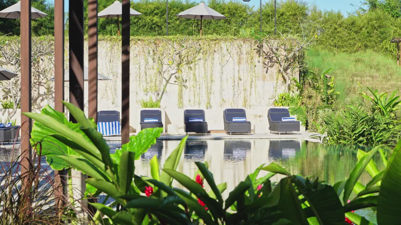 발리의 럭셔리 인도네시아 리조트에서 무한 수영장을 가로질러 영화 팬