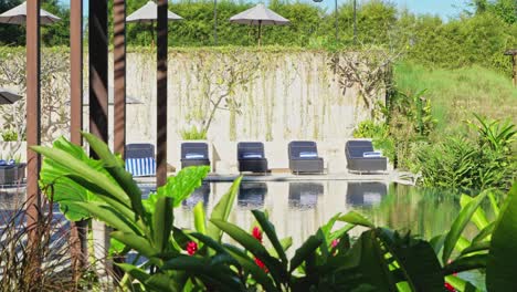 pan cinematográfico a través de la piscina infinita en el lujoso complejo indonesio en bali
